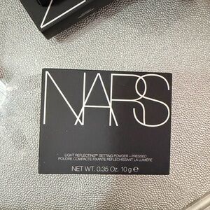 NARS Light Reflecting Setting Powder in Black